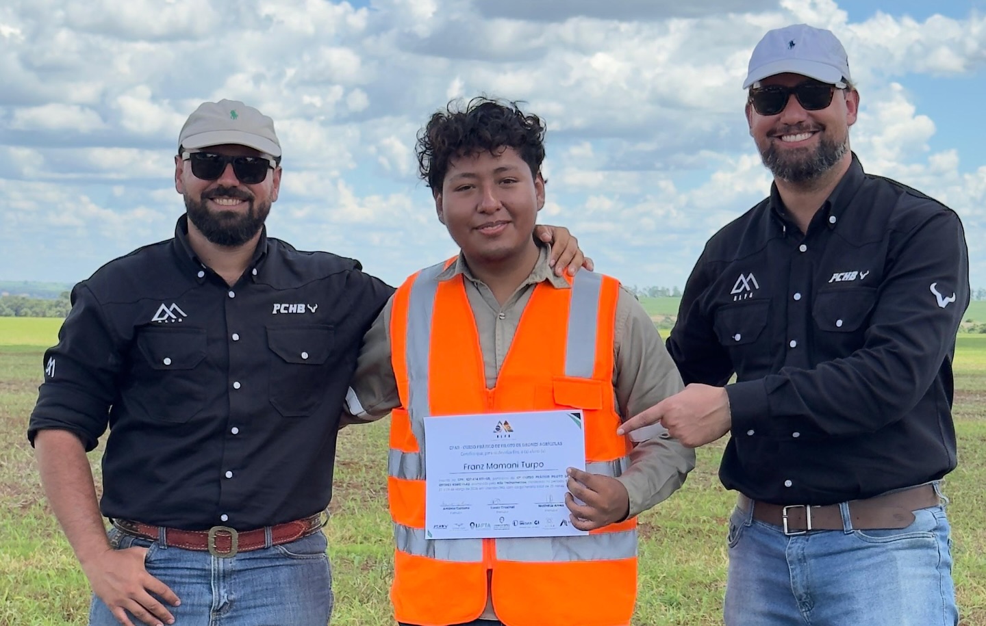 Aluno da 12ª turma recebe o certificado entre os instrutores