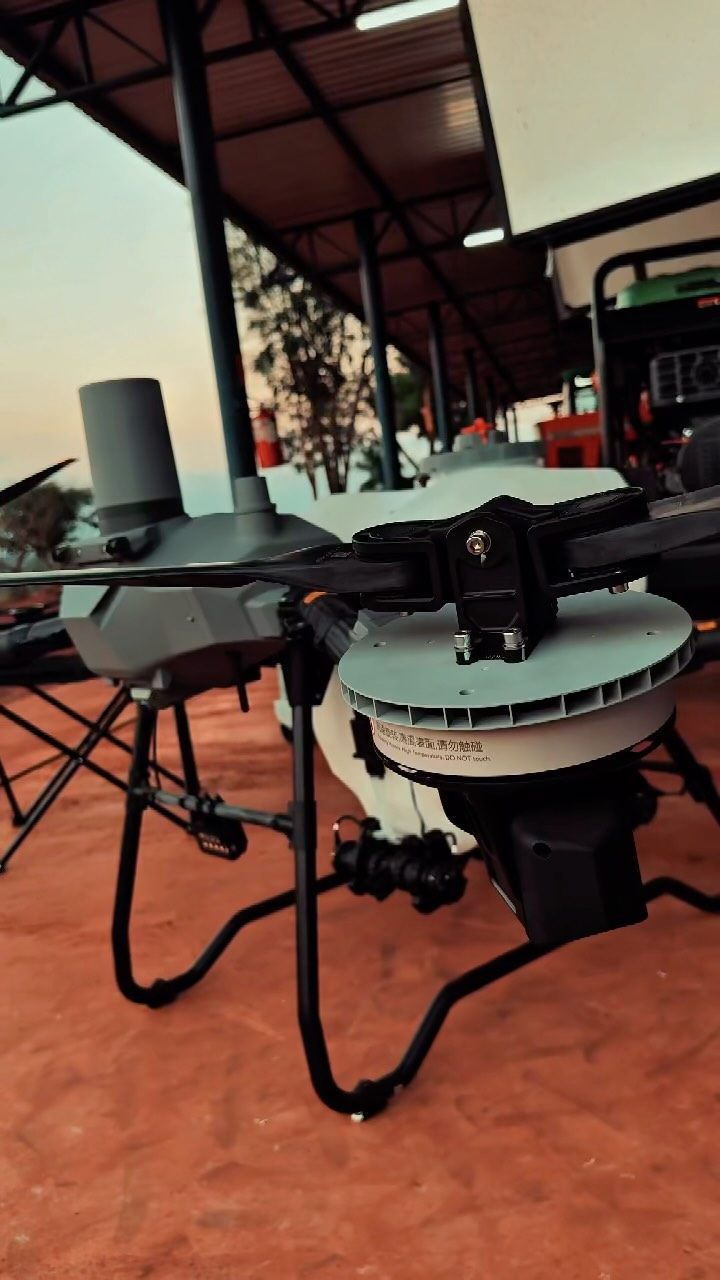 Drone agrícola de pulverização pousado, visto de perto