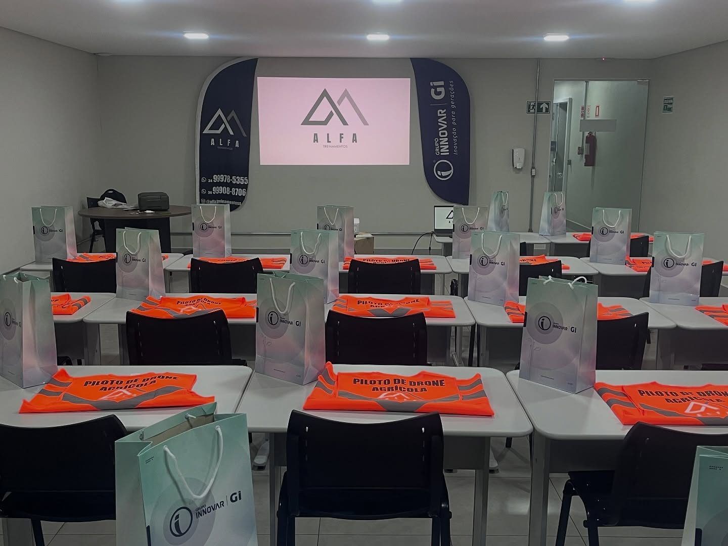 Sala de aula da Alfa preparada para a turma, com coletes e material sobre as mesas