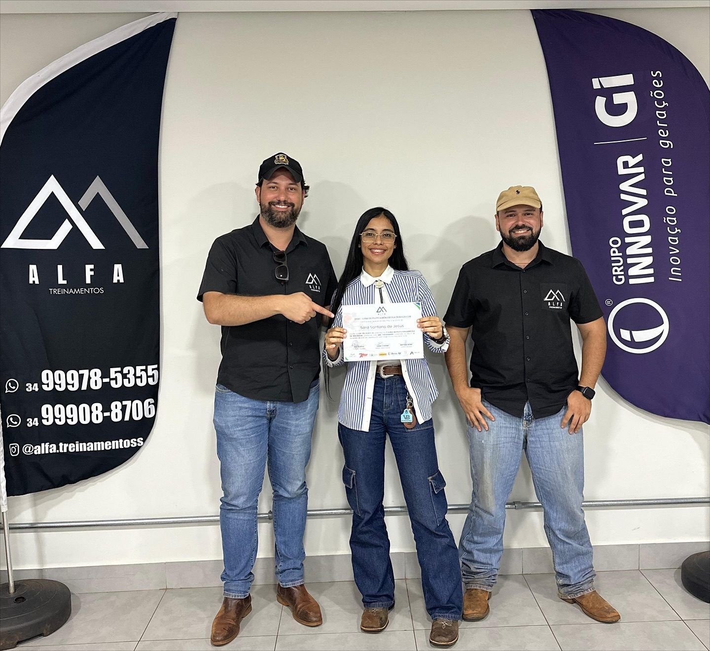 Aluna da 11ª turma recebe o certificado na sala da Alfa