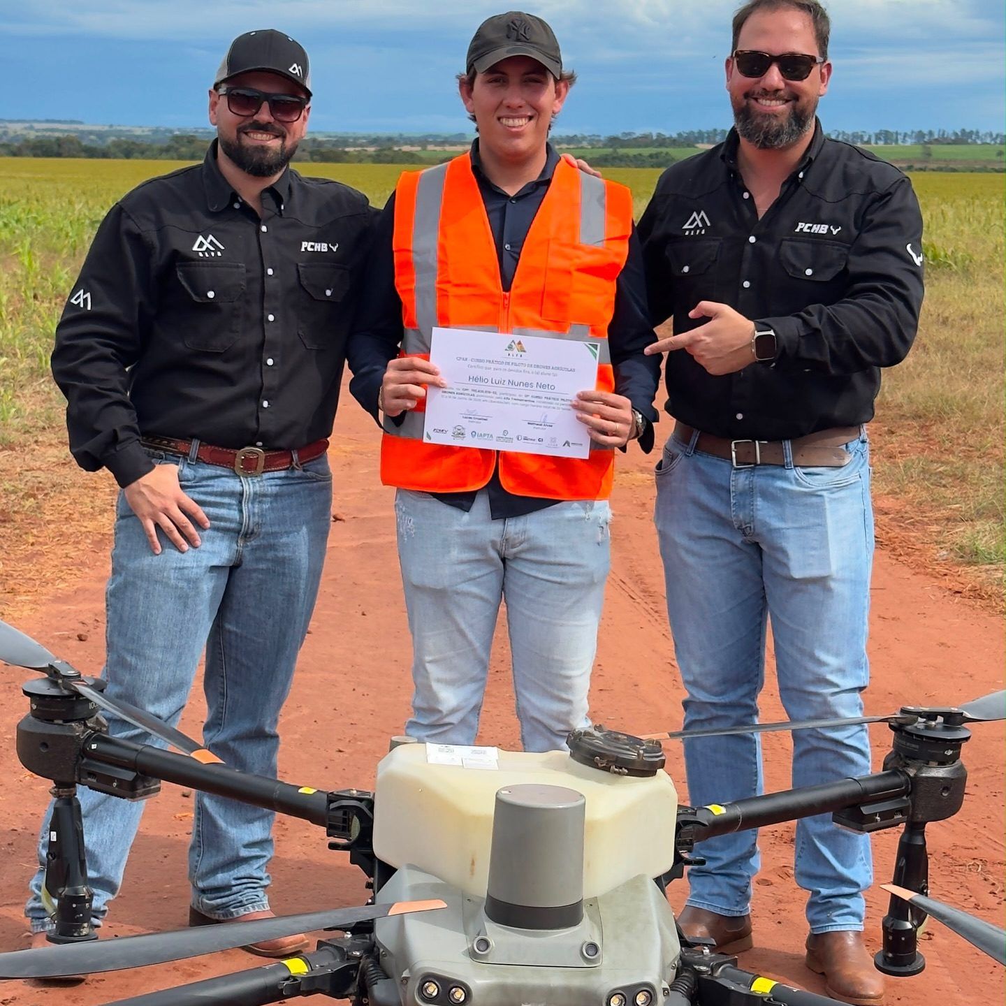 Aluno da 13ª turma recebe o certificado ao lado dos instrutores e do drone